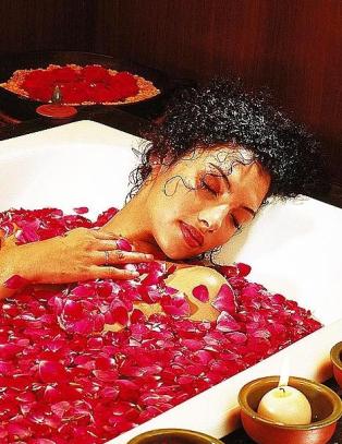 Du ligger og bader i blomster, ved foten av verdens h�yeste fjell