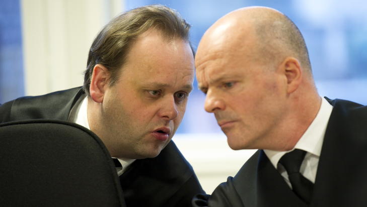 GA RÅD: Forsvarsadvokatene Rolf Knudsen (t.v.) og Ivar Abrahamsen har gitt 19-åringen råd om ikke å anke dommen.
Foto: Marit Hommedal / NTB scanpix GA RÅD: Forsvarsadvokatene Rolf Knudsen (t.v.) og Ivar Abrahamsen har gitt 19-åringen råd om ikke å anke dommen.
Foto: Marit Hommedal / NTB scanpix