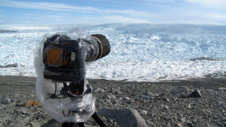 25 KAMERAER: Uker med venting og 25 timelapsekameraer måtte til for å fange isbre-kalvingen på film. 25 KAMERAER: Uker med venting og 25 timelapsekameraer måtte til for å fange isbre-kalvingen på film.