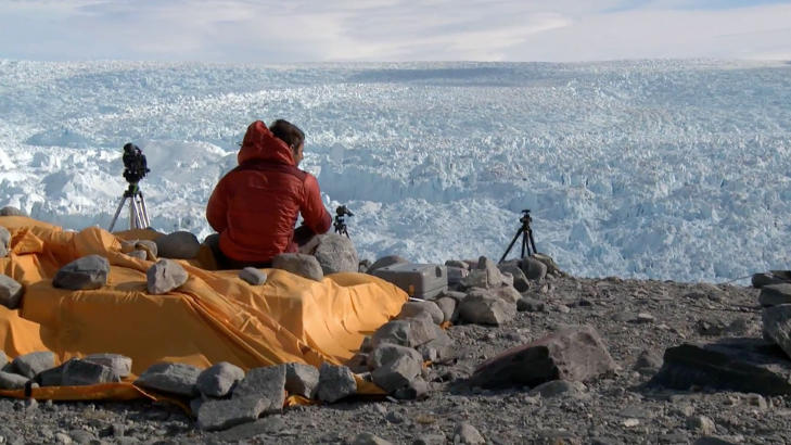 TÅLMODIG: Filmteamet har brukt mye tid på å samle filmbevis på at klimaet faktisk er i forandring. TÅLMODIG: Filmteamet har brukt mye tid på å samle filmbevis på at klimaet faktisk er i forandring.