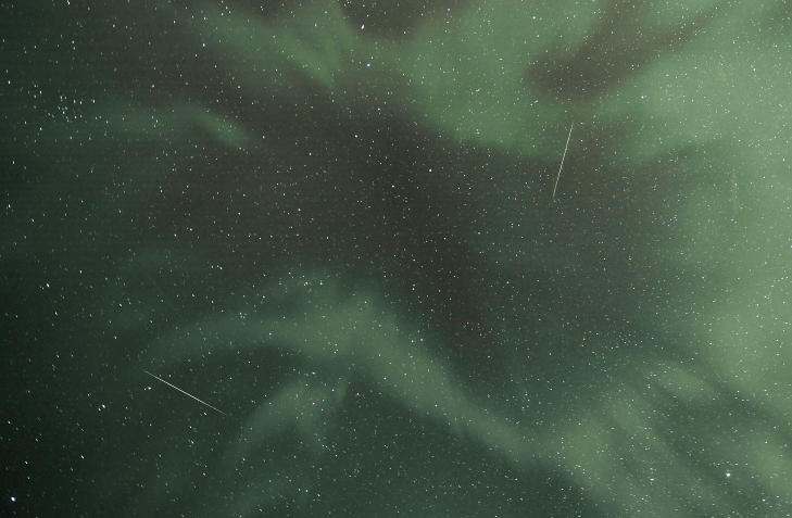 TO METEORER: P� dette bildet har fotografen klart � fange to stjerneskudd. Foto: Fredrik Broms