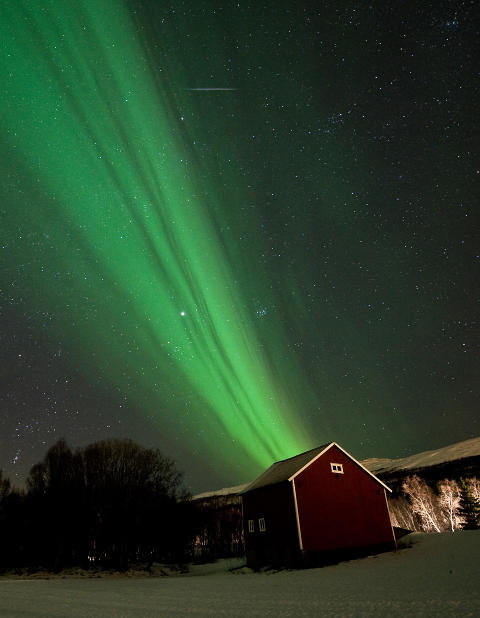 STJERNEKLART: Over huset kan du ogs� se Jupiter, som er uvanlig lyssterk i disse dager. Foto: Fredrik Broms