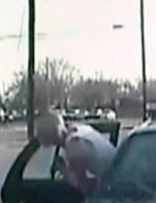 Her r�mmer tyven fra politiet i deres egen bil