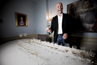 AKEVITT-TESTER: Svensken med verdens beste nese, Richard Juhlin. Foto: BJ�RN LANGSEM