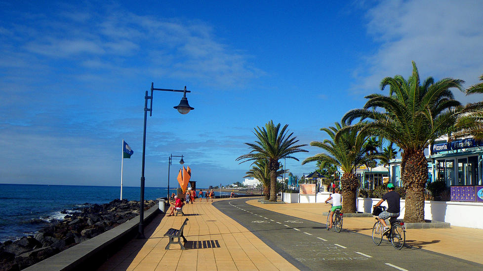LANZAROTE: Den nye strandpromenaden mellom Puerto del Carmen og flyplassen er popul�r for sykling, l�ping og fotturer. Foto: KIRSTEN M. BUZZI