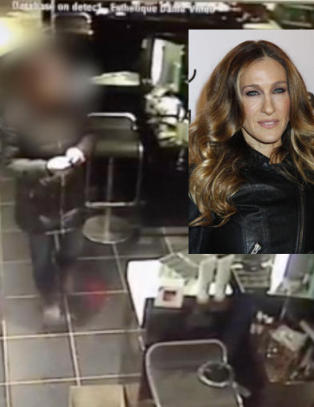 Her blir Sarah Jessica Parkers sminkør filmet mens hun tar en leppestift fra et luksusvarehus