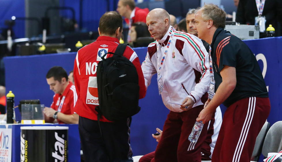 RASENDE ETTER KAMPEN: Ungarn-trener Karl Erik B�hn kritiserte offentliggj�ringen av bruddet med Heidi L�ke som ble kjent under ett d�gn f�r kampen. Her med Norges trener Thorir Hergeirsson. Foto: H�kon Mosvold Larsen / NTB scanpix
