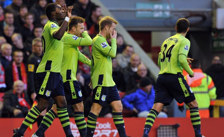 DAGENS MANN: Christian Benteke, her med fingrene i v�ret, scoret to m�l og hadde en m�lgivende i kveld. Foto: AFP PHOTO/PAUL ELLIS/NTB scanpix