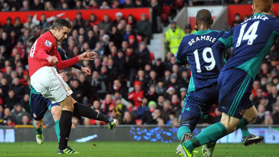 SCORET IGJEN: Robin van Persie scoret et m�l og la opp til et annet i seieren over Sunderland. Foto: SCANPIX/EPA/PETER POWELL
