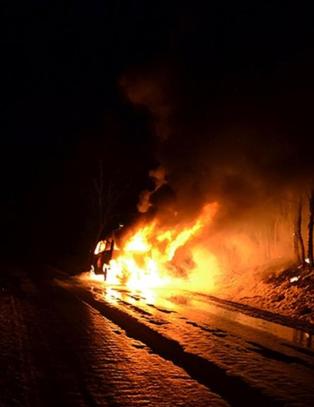 - Jeg merket røyklukten. Noen minutter etterpå sto flammene opp av bilen