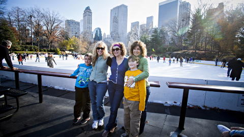 IVRIGE P� SK�YTER: Fra venstre Eli Dugan (11), Risa Hoag, Amy  Latzer, Amy Dugan og Miles Dugan (9). Foto: JOHANNES WORS�E BERG
