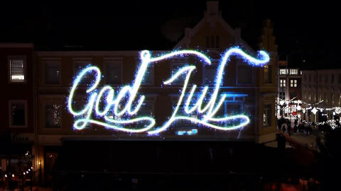 TYDELIG BUDSKAP: Lysshowet sprer god julestemning på torget i Kristiansand. Foto: Blank TYDELIG BUDSKAP: Lysshowet sprer god julestemning på torget i Kristiansand. Foto: Blank