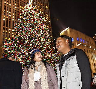 ROCKEFELLER PLAZA: Stephanie og Steven Colon har som fast tradisjon � ta julebilde foran det enorme treet. Foto: JOHANNES WORS�E BERG