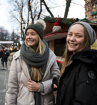 - HAR EGENTLIG ALT: Cornelia �ien (16) og Ida Parvin (16) synes det er vanskelig � �nske seg noe til jul. Foto: �ISTEIN NORUM MONSEN