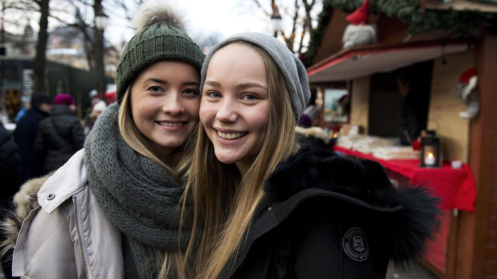 P� GAVEJAKT: Cornelia �ien (16) og Ida Parvin (16) har beskjedne julegave�nsker i �r. Her er jentene p� julegavejakt i Spikersuppa like f�r jul. Foto: �ISTEIN NORUM MONSEN