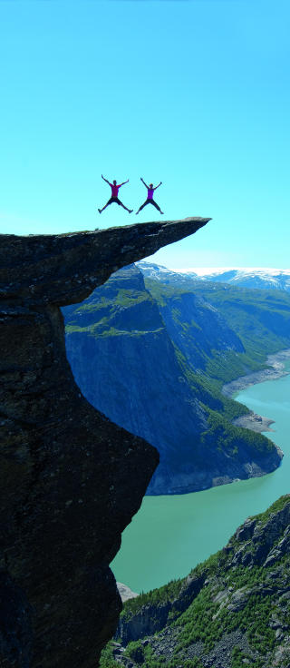 UTSIKT: Trolltunga ligger 1100 meter over havet. 700 meter over Ringedalsvannet kan du her nyte en fantastisk utsikt over dramatisk vestlandsnatur. Foto: STIG TRONVOLD