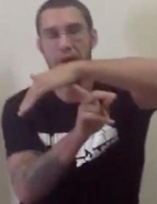 Kampsportstjernen �Magical Ray� lever av � sl�ss