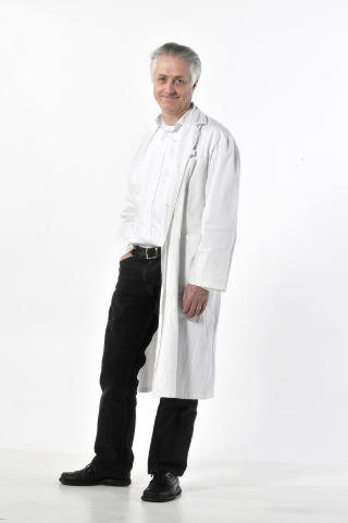 REISELEGE: Gunnar Hasle er lege og zoolog, og driver Reiseklinikken i Oslo som har over 11 000 reisemedisinske konsultasjoner i �ret. Hasle kan svare p� alt om reisevaksiner, sykdommer man kan p�dra seg under reise, og hvilke sykdommer man b�r ta hensyn til n�r man skal ut og reise. Foto: HANS ARNE VEDLOG