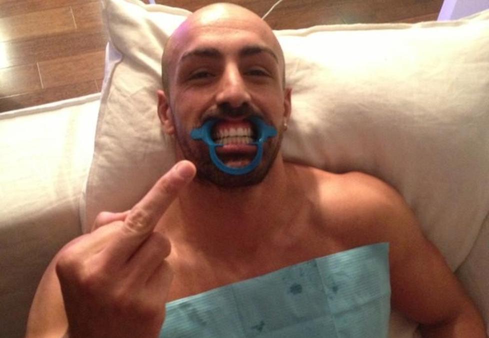 FIKK TENNENE BLEKET: Jos� Enrique poserte p� sin spesielle m�te for fotografen da han var p� tannklinikken for � bleke tennene sine. Lagkamerat Suso fors�kte seg med en morsomhet p� Twitter, som ikke slo heldig ut. Foto: Twitter-kontoen til Suso