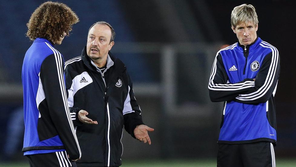 - HAR DERE IKKE H�RT CUPFINALEN I 1970?! Rafael Benitez vil forklare spillerne sine hvorfor det er s� viktig for fansen � sl� Leeds i ligacupen i morgen kveld. Antakelig var det noe annet han snakket med David Luiz og Fernando Torres om her. Foto: KIYOSHI OTA, EPA / NTB SCANPIX