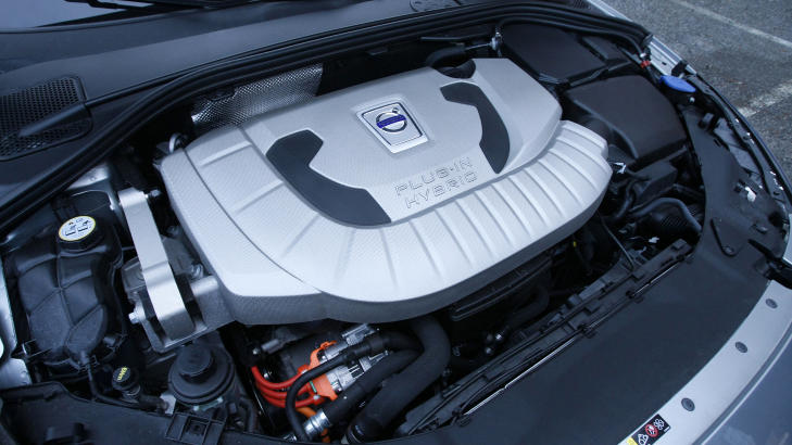 MASSE KRAFT: Kombinasjonen av en stilleg�ende 70 hesters elmotor uten utslipp og Volvos 215 hesterkrefters D5-diesel er imponerende. Her har Volvo laget to biler i ett. Foto: Tormod Brenna