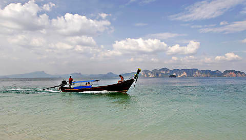 ENERGIP�FYLL: N�r vinteren er p� sitt m�rkeste, kan ei uke i sola v�re fristende - for eksempel med en tur med en av longtailb�tene i Phra Nang i Thailand. Men v�r rask, etter januar stiger prisene igjen. Foto: OLE C.H. THOMASSEN