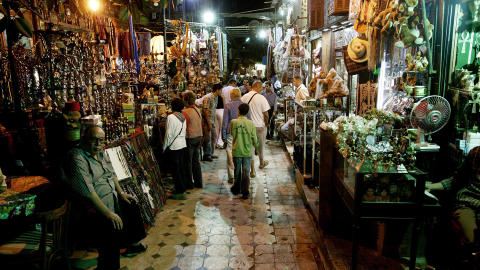 EGYPT: Det yrer med folk i Kairos ber�mte basar Khan al-Khalili. Smugene kan vanskelig bli trangere. Foto: HENNING LILLEG�RD