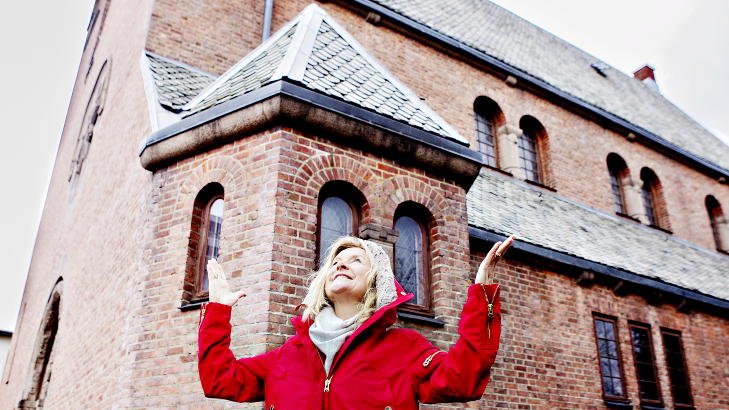 Ledet av en stjerne: Bettan tror ikke p� Gud slik artistkollega Rune Larsen tror p� Gud, men hun tror p� en guddommelig kraft og opplever kirkerommet sterkt. En helt spesiell plass i hjertet hennes har V�r Frue kirke i Trondheim , hvor hun i mange �r sang jula inn med Jan Werner Danielsen. Foto: Nina Hansen