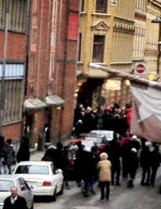 Maskerte ungdom kaster fyrverkeri og kinaputter