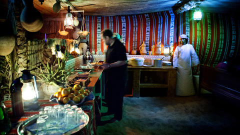 �RKENMAT: M�ltidene serveres i et spisetelt. Foto: NINA HANSEN