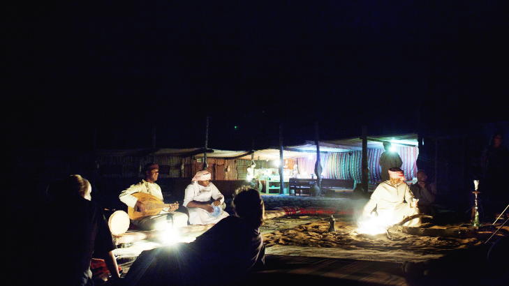 FERIE P� ARABISK: Stille musikk rundt b�let, vannpiper, arabisk kaffe og lydene fra kamelene i det fjerne. Slik kan natta v�re i �rkenen. Foto: NINA HANSEN
