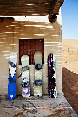 SANDBRETT: Skulle du savne den norske vinteren er sandboarding et alternativ. Foto: NINA HANSEN