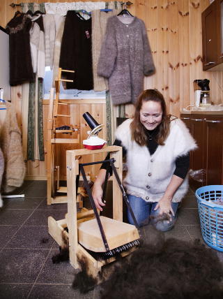 Skattekammer: Margrethe Leines p� Re driver stort. N�r entusiaster i hundeullmilj�et kommer inn i produksjonslokalene hennes, lyder et gisp.