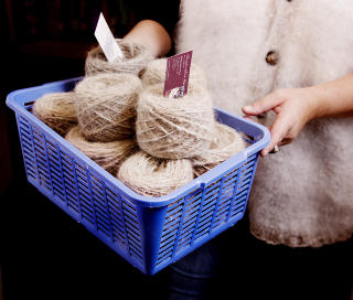 Evig din: Andre hundeeiere sender Margrethe ull i posten, for at hun skal spinne for dem. Da m� hun garantere at n�stene hun sender i retur bare inneholder deres egen hund.