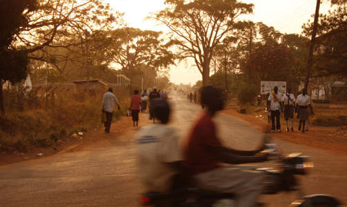R�dt st�v: R�dt st�v legger seg rundt Gulu. Byen virker fredelig, men har v�rt �stedet for den lengste konflikten i afrikansk historie og har fordrevet to millioner mennesker. Foto: TERESA GR�TAN