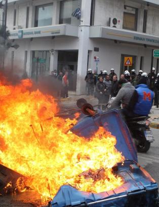 Greske butikkeiere angriper skatteinspekt�rer