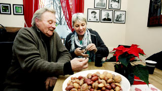 VENNSKAP: - Vi hadde kontakt hver dag i seks �r. N�r jeg spurte Petter om noe, fikk jeg klare svar, sier Rita Nilsen. - N�r noen ber om hjelp, stiller man opp. S�nn er det. Og s� er det utrolig artig at det har g�tt s� bra, sier Petter Lange. Foto: Kristin Svorte