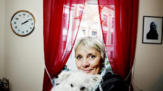 FAVORITTER: Det er �n kvinne og to menn i hennes liv. Bikkja Lucky som er ei jente, samboeren som har v�rt travtrener - og vennen Petter. Foto: Kristin Svorte