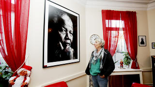 FOTOKURS: Da kurset var slutt, ga Morten Krogvold henne fotografiet av Nelson Mandela i gave. - Han sa at jeg kunne gj�re hva jeg ville med det, bare jeg ikke solgte det for under 50 000 kroner, smiler Rita forn�yd. Foto: Kristin Svorte