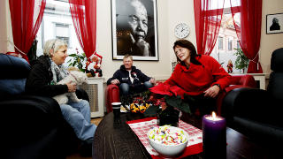 �PEN STUE: Lars Hoem og Marit S�terlien roser Rita. De er innom for � g� gratis akupunktur, uten timeavtale. I fjor var det 9000 registrerte bes�k. Foto: Kristin Svorte