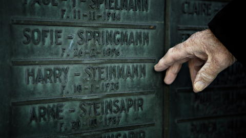 MINNESMERKET: P� den j�diske gravlunden p� Helsfyr i Oslo st�r navnene p� dem som mistet livet under krigen. Deriblant Harry Steinmann.  Foto: J�rn H. Moen / Dagbladet