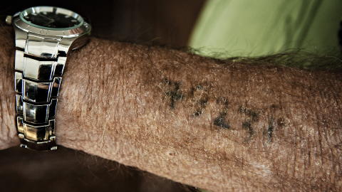 BLE TATOVERT: - Da mistet jeg identiteten min. Jeg var ikke Samuel Steinmann mer, jeg var 79231. Jeg hadde ikke noe navn lenger. Foto: J�rn H. Moen / Dagbladet