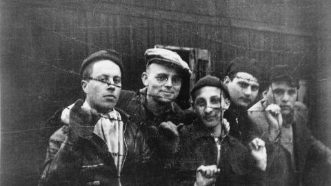 DE OVERLEVENDE: Etter �r med fangenskap kom Samuel og fire andre norske j�der til fangeleiren Buchenwald, der de til slutt ble reddet. Samuel Steinmann (t.v.), Leo Eitinger, Julius Paltiel, Assor og Pelle Hirsch. 
Foto: Privat