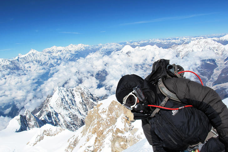 TOPPEN AV VERDEN: En fullt utstyrt Vibeke p� vei mot toppen.Foto: PRIVAT