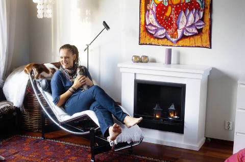 VEL HJEMME: N�r Vibeke ikke er p� klatretur, ekspedisjoner eller p� jobb i utlandet bor hun p� Gr�nerl�kka i Oslo, og er gjerne fosterhjem for ymse dyr fra Dyrebeskyttelsen.Foto: NINA RUUD