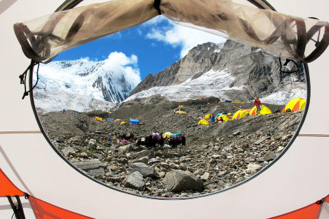 FRA TELTET: I flere uker er klatreteamene samlet i base camp. S� begynner st�tet mot m�let.Foto: PRIVAT