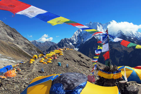 RITUALER: Nepalske b�nneflagg er obligatorisk p� klatreekspedisjon i Himalaya.Foto: PRIVAT