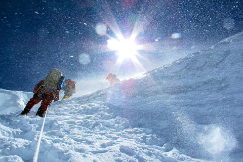 P� OPPTUR: Iskrystallene danser i lufta p� vei opp.Foto: PRIVAT