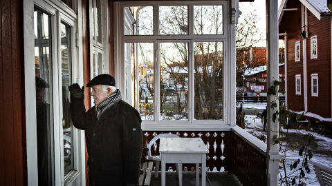 TILBAKE: Samuel titter inn vinduene p� Nordseter g�rd. Etter at familien ble sparket ut av huset sitt p� Nordstrand, bodde han her hos en kamerat. Det var her han ble arrestert. Foto: J�rn H. Moen / Dagbladet