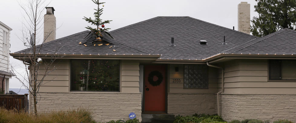 Slik lurer Patrick (41) hele nabolaget med et fire meter h�yt juletre